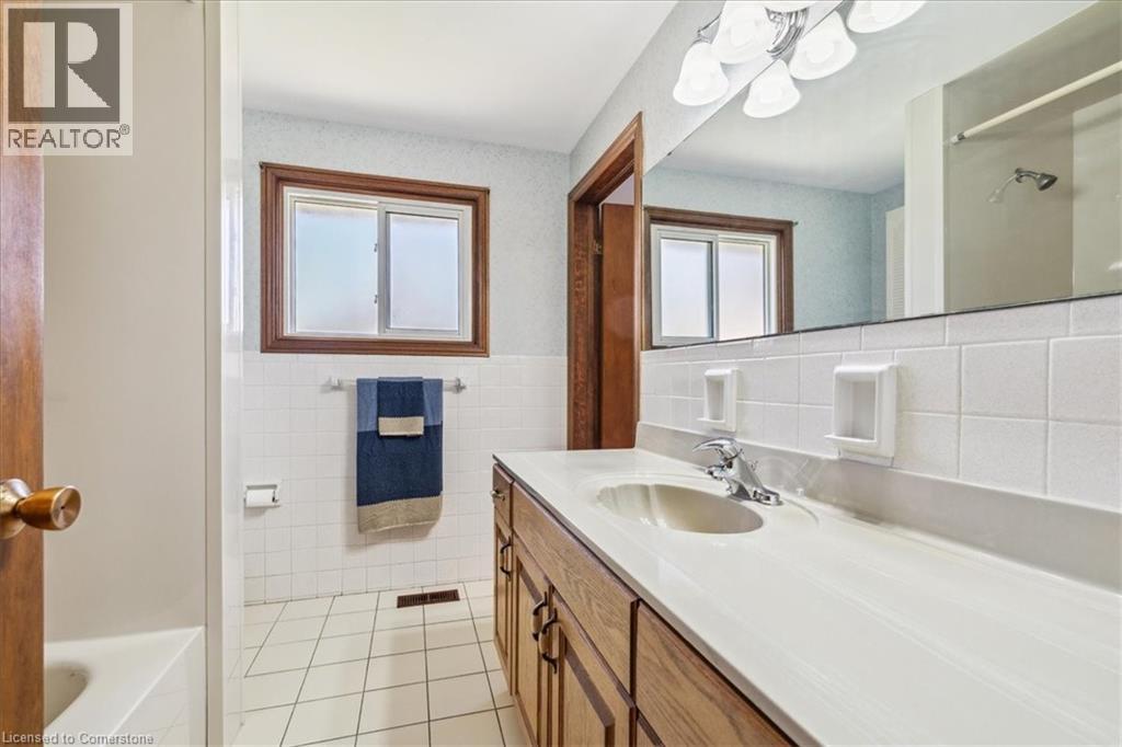 Photo 12 of 1 Westview Crescent, Waterdown ON