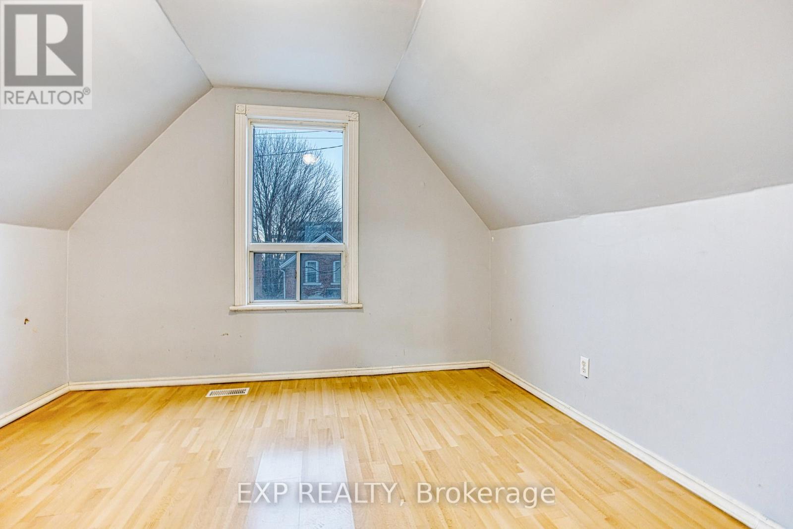 Photo 5 of 35 Niagara Street, Hamilton ON