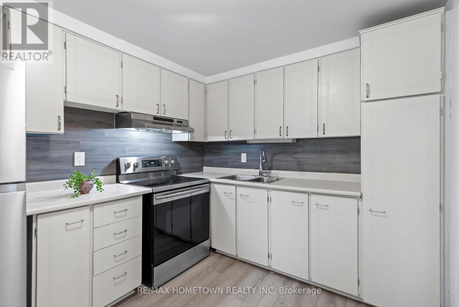 Photo 21 of 304 109 King Street E, Brockville ON