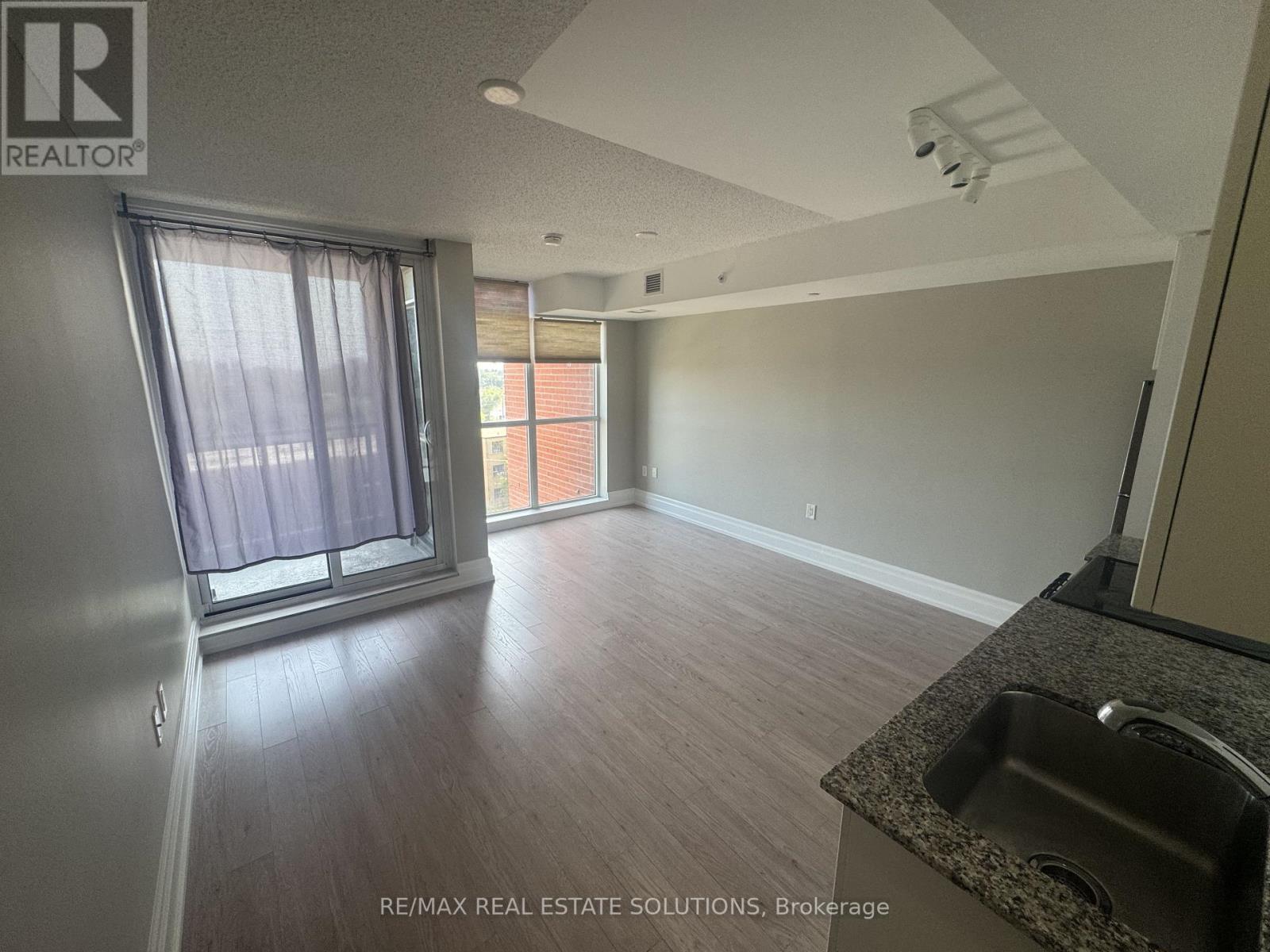 Photo 4 of 516 800 Lawrence Avenue W, Toronto ON