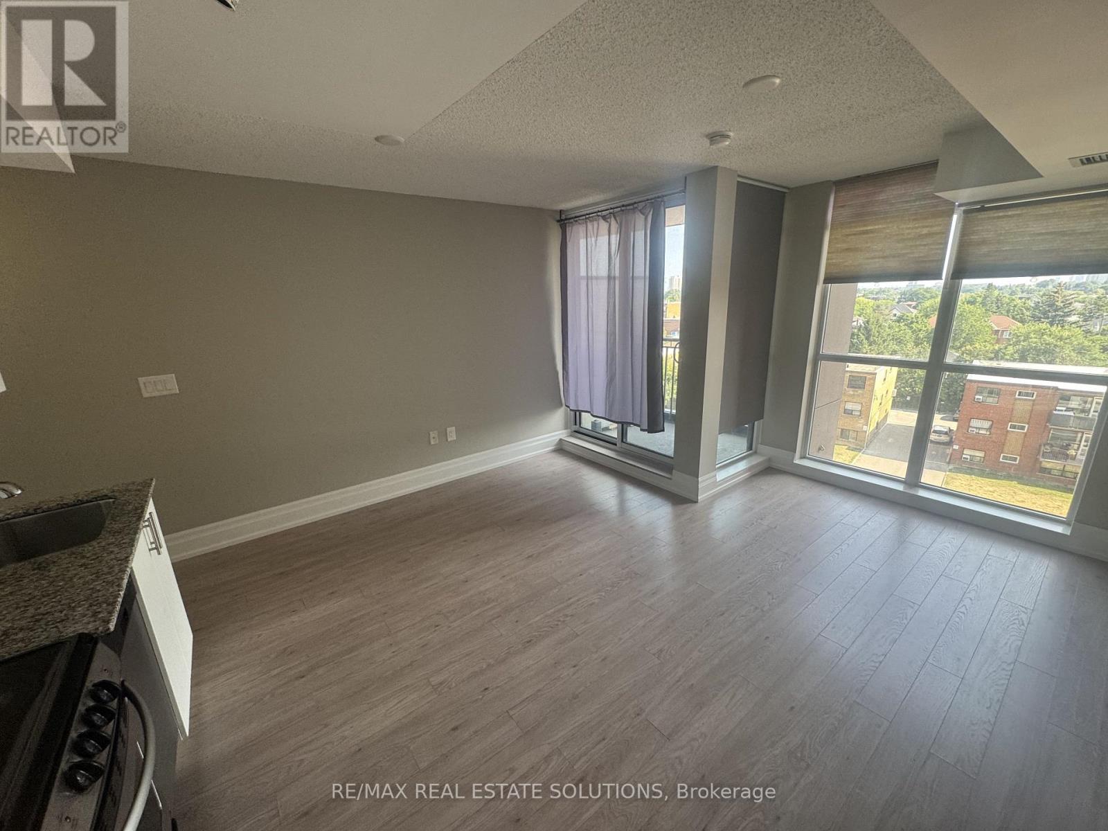 Photo 5 of 516 800 Lawrence Avenue W, Toronto ON