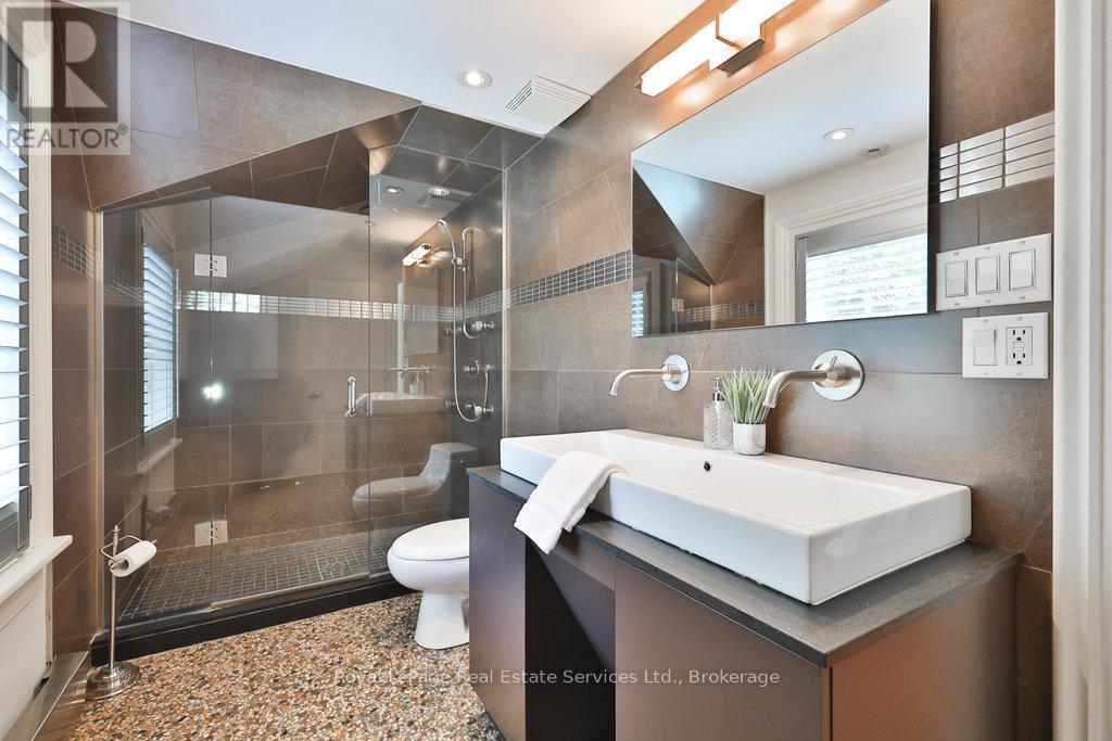 Photo 24 of 68 Thomas Street, Oakville ON