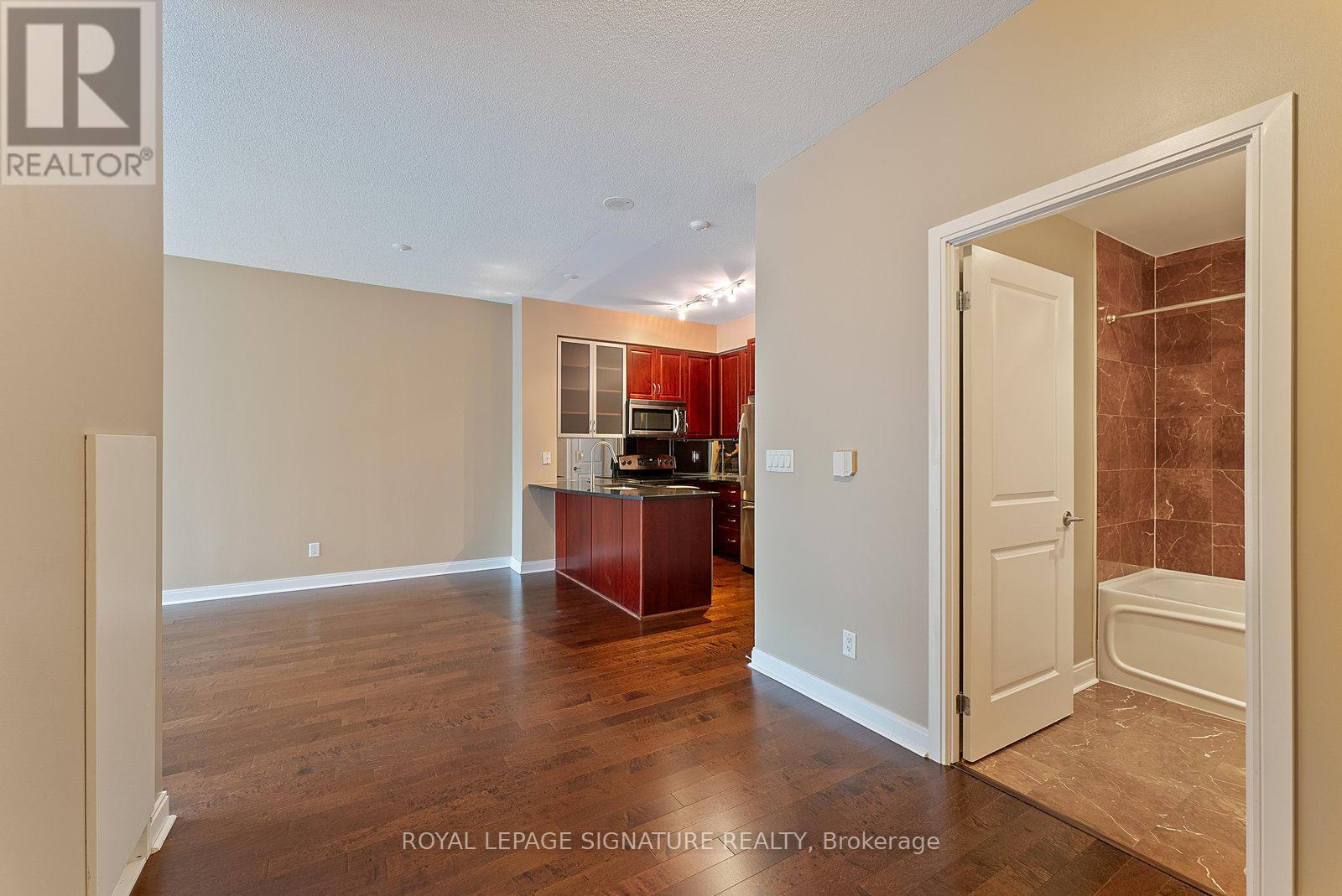 Photo 18 of 209 21 Scollard Street, Toronto ON