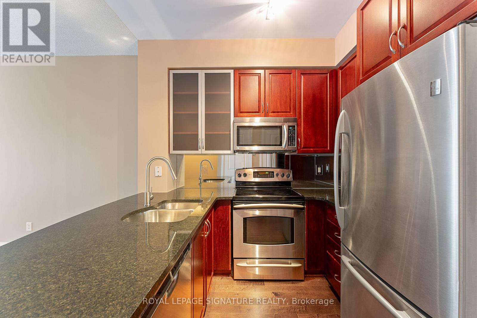 Photo 4 of 209 21 Scollard Street, Toronto ON