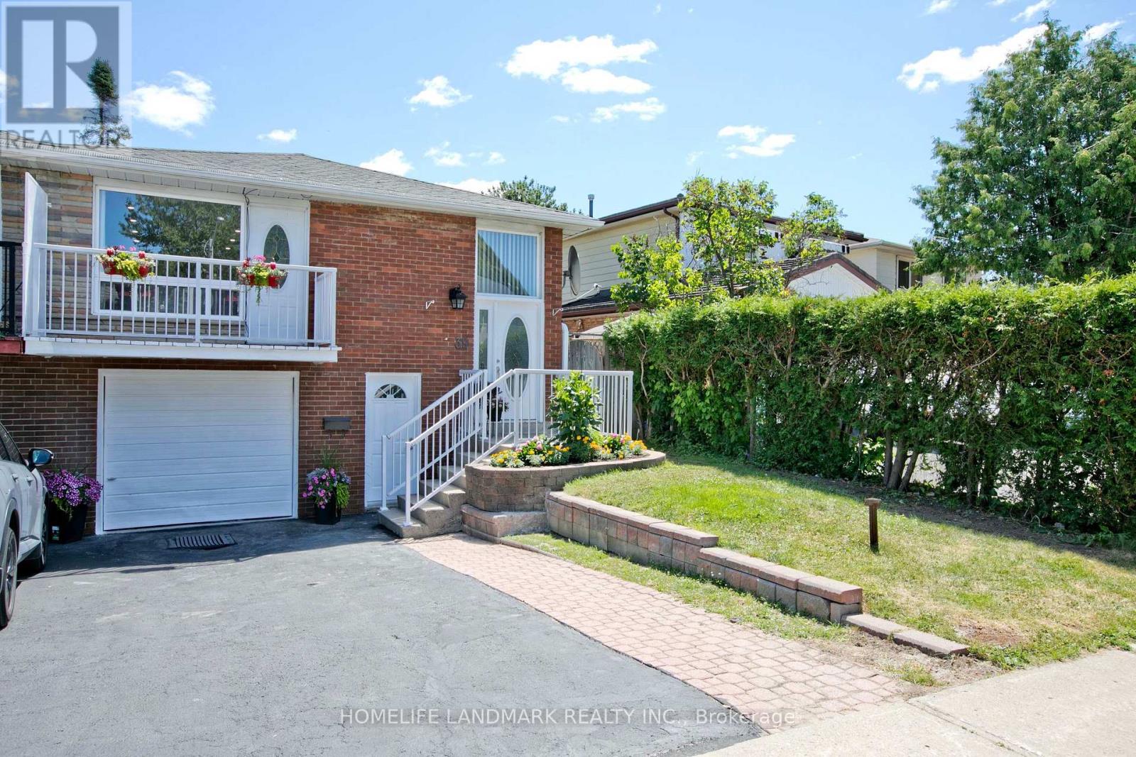 Photo 1 of 39 La Peer Boulevard, Toronto ON