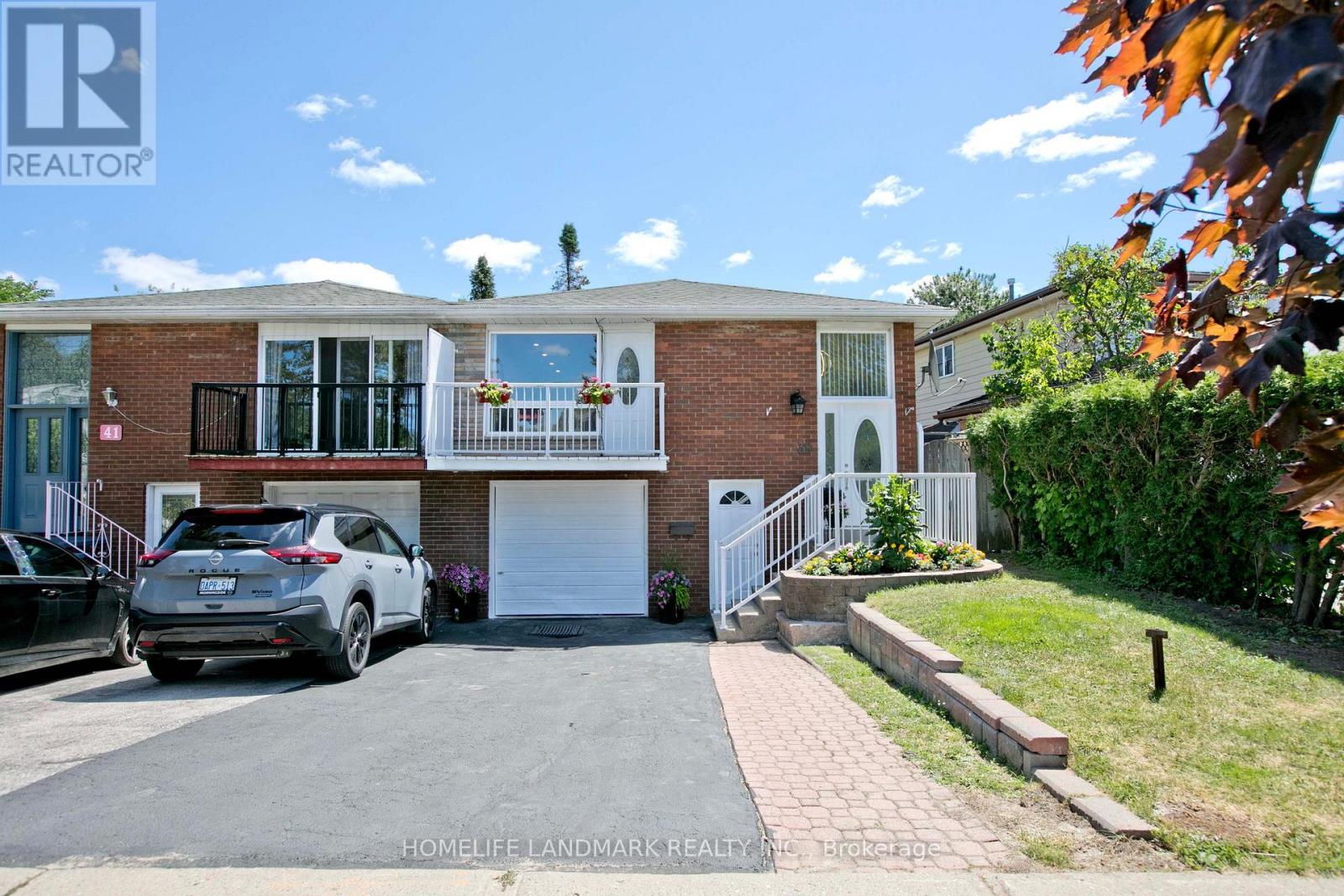 Photo 2 of 39 La Peer Boulevard, Toronto ON
