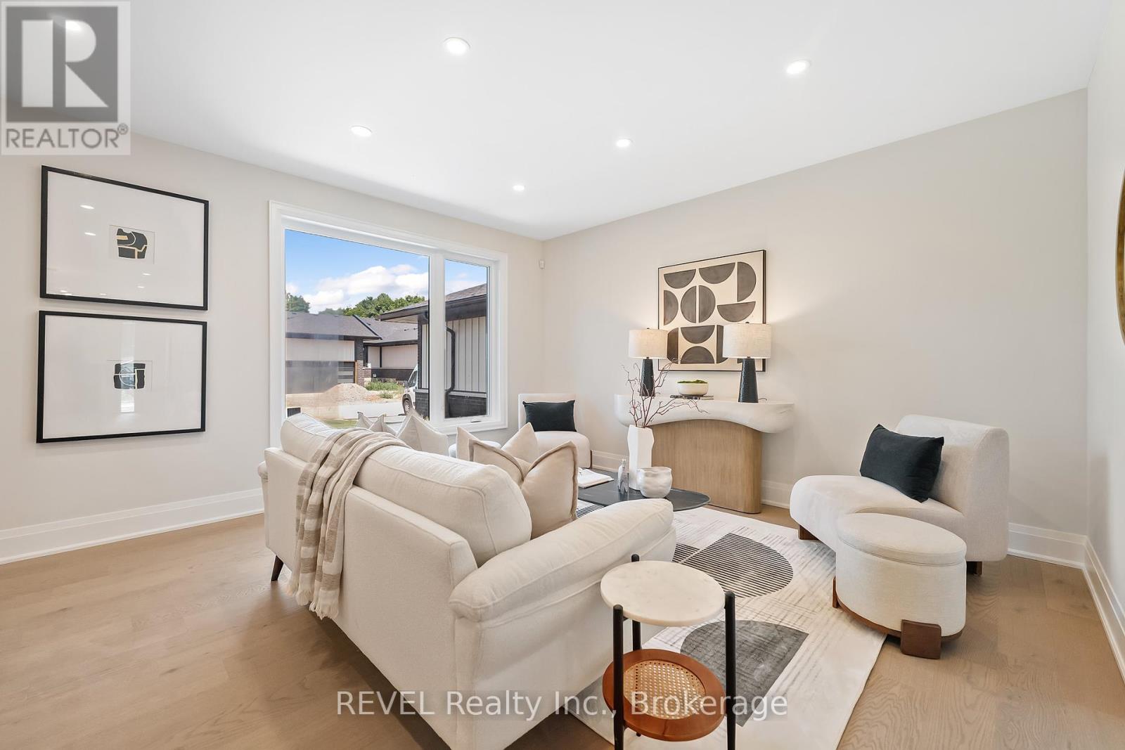 Photo 2 of 8 Accursi Crescent, Pelham ON