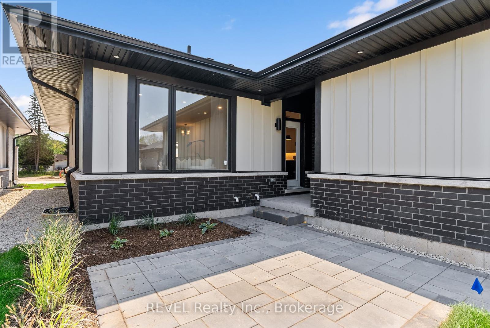 Photo 34 of 8 Accursi Crescent, Pelham ON
