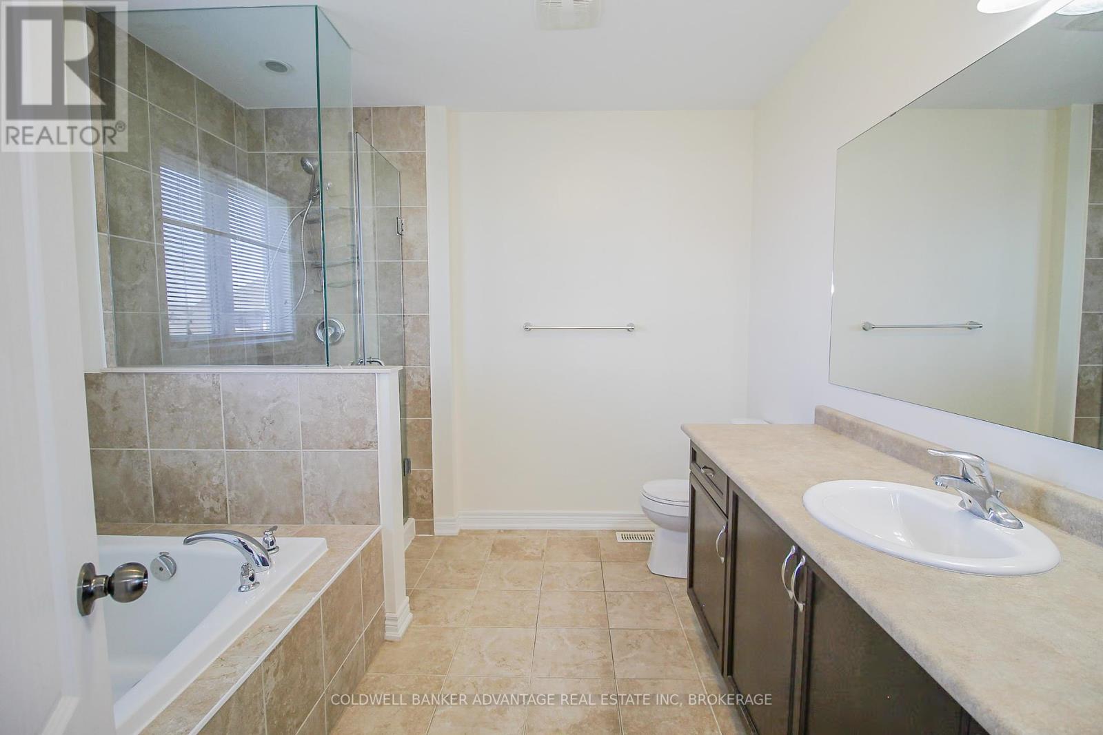 Photo 3 of 6366 Dilalla Crescent, Niagara Falls ON