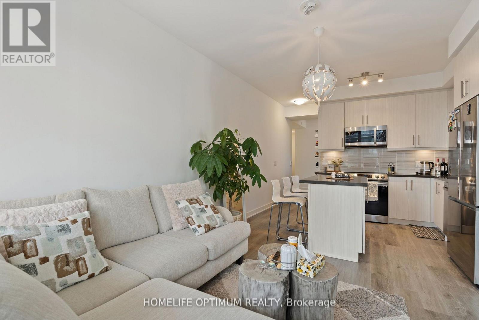 Photo 2 of 1704 95 Oneida Crescent, Richmond Hill ON