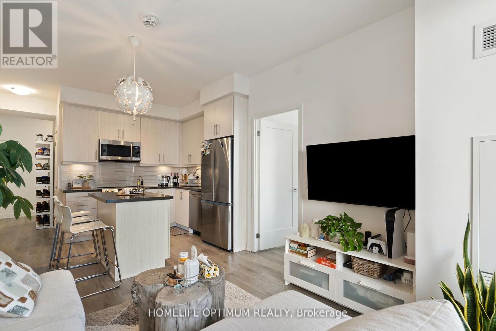 Photo 1 of 1704 95 Oneida Crescent, Richmond Hill ON
