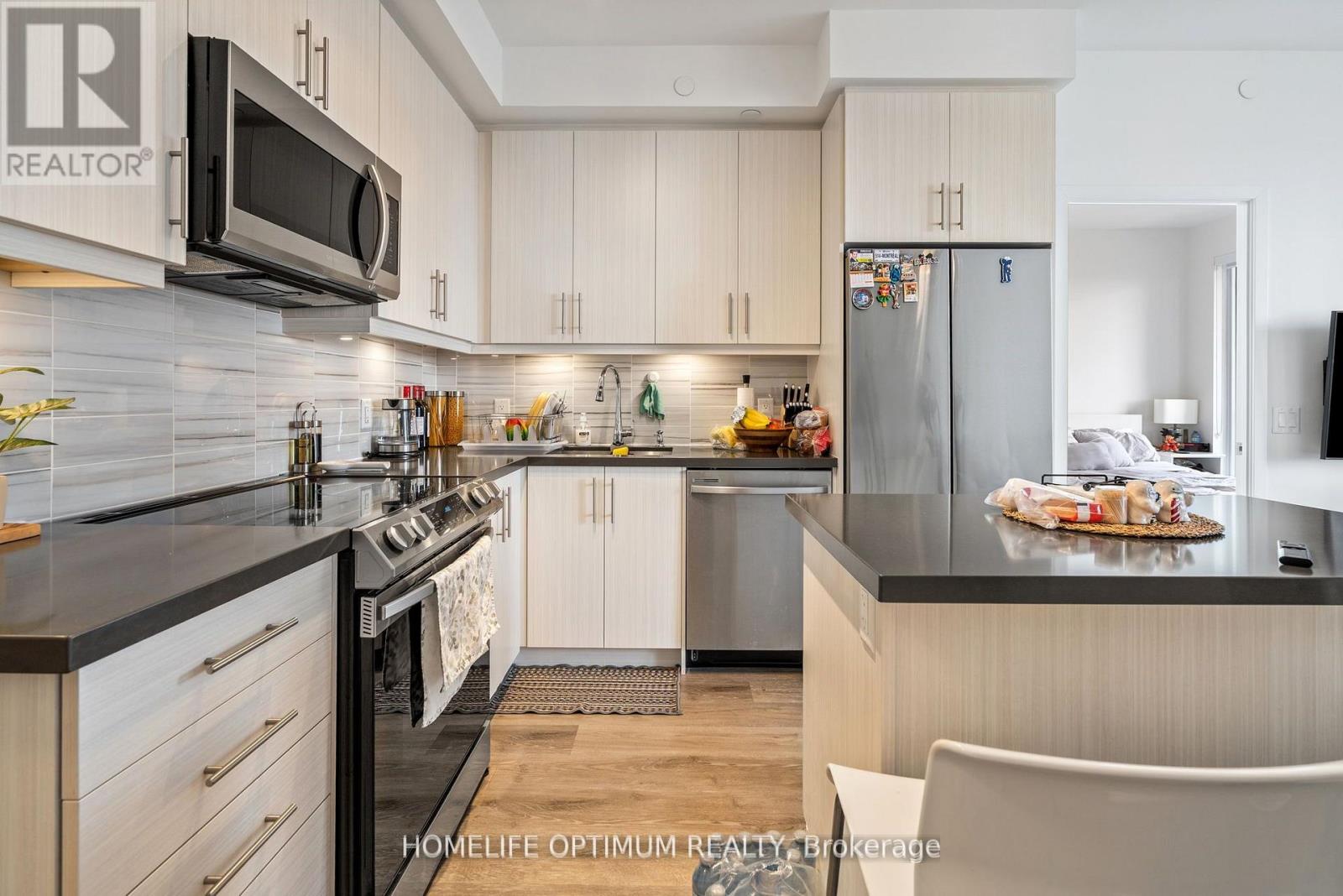 Photo 6 of 1704 95 Oneida Crescent, Richmond Hill ON