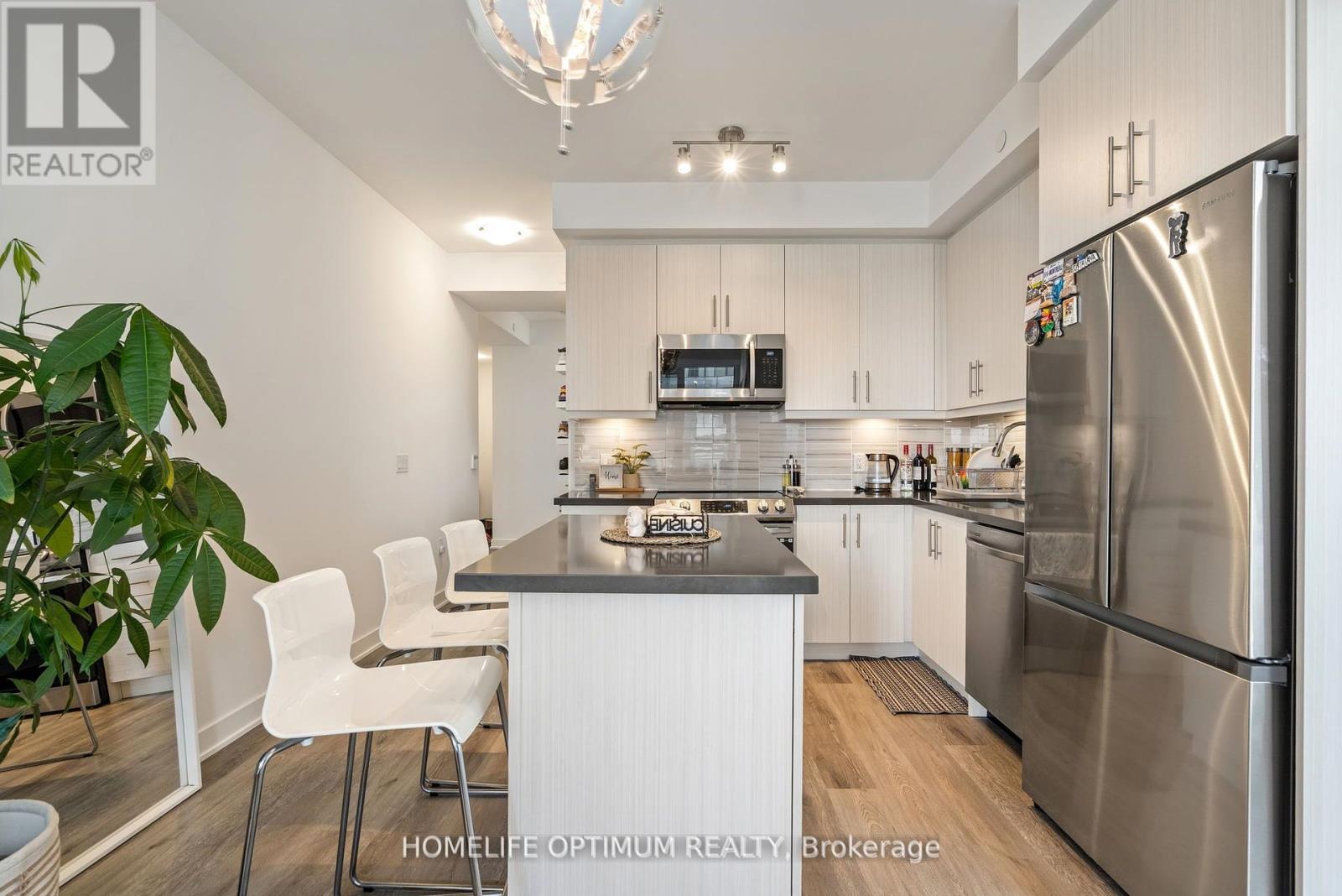 Photo 3 of 1704 95 Oneida Crescent, Richmond Hill ON