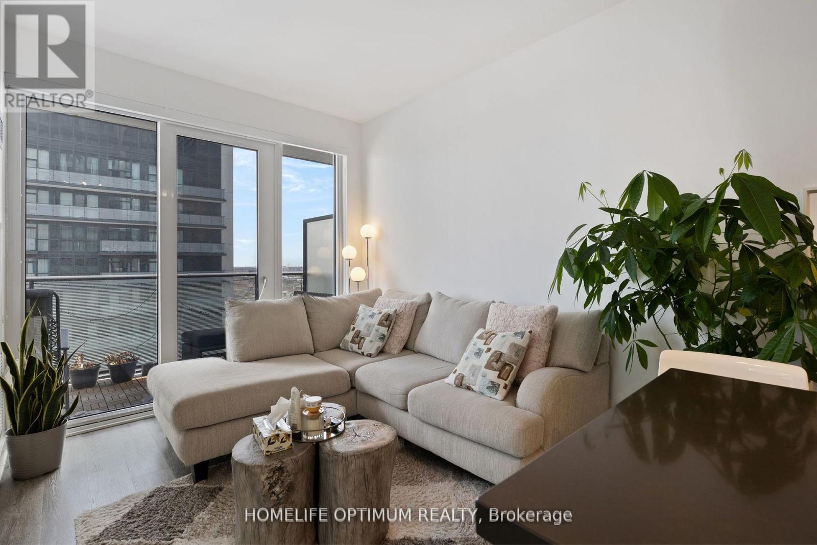 Photo 7 of 1704 95 Oneida Crescent, Richmond Hill ON