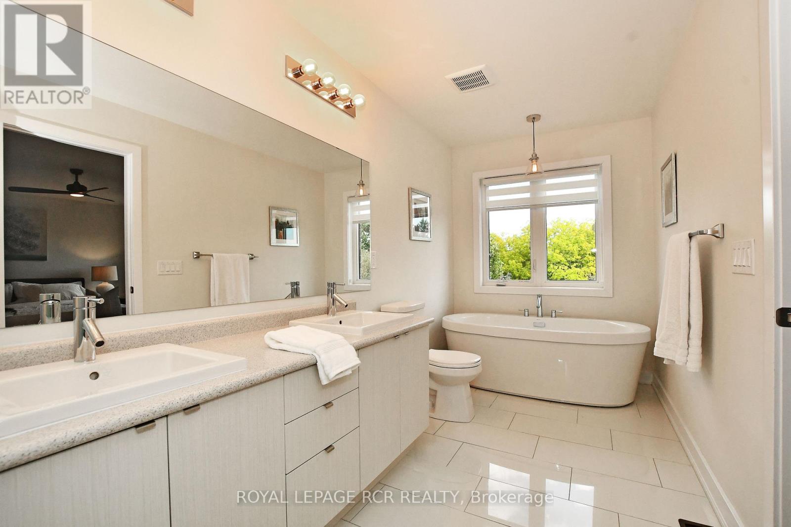 Photo 12 of 65 Anchusa Drive, Richmond Hill ON