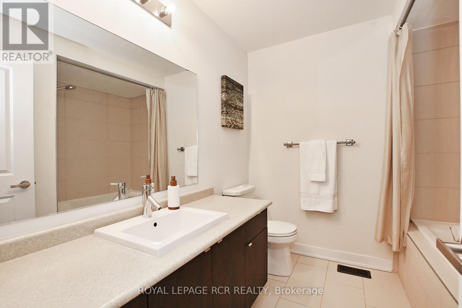 Photo 13 of 65 Anchusa Drive, Richmond Hill ON