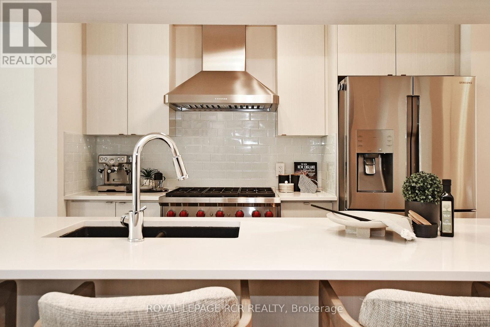 Photo 8 of 65 Anchusa Drive, Richmond Hill ON