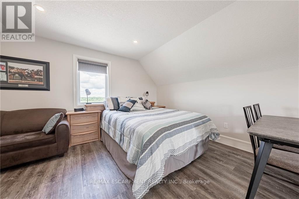 4 MIDDLEPORT ROAD - 35