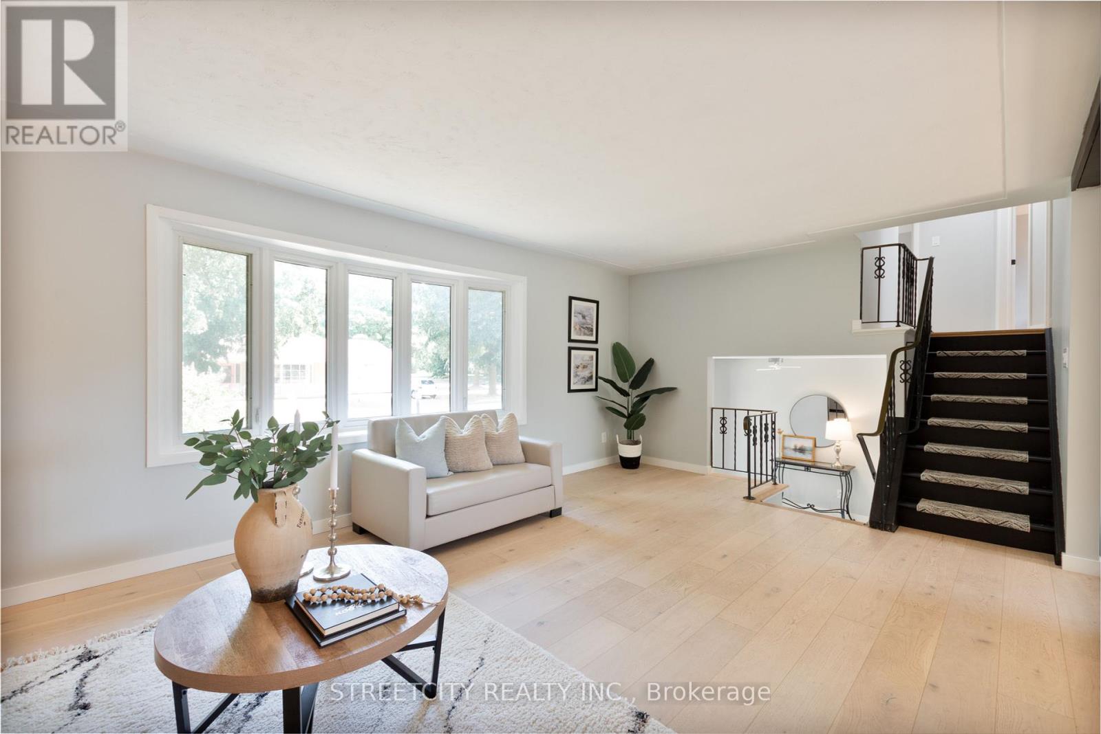 Photo 10 of 103 Friars Way, London North ON