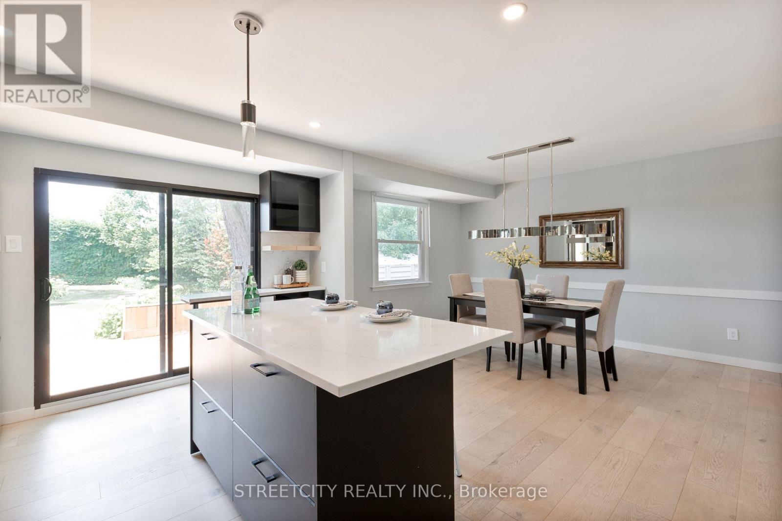Photo 17 of 103 Friars Way, London North ON