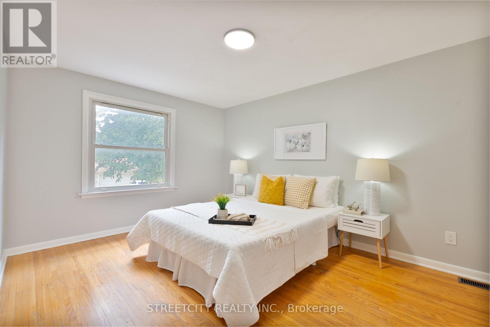 Photo 22 of 103 Friars Way, London North ON