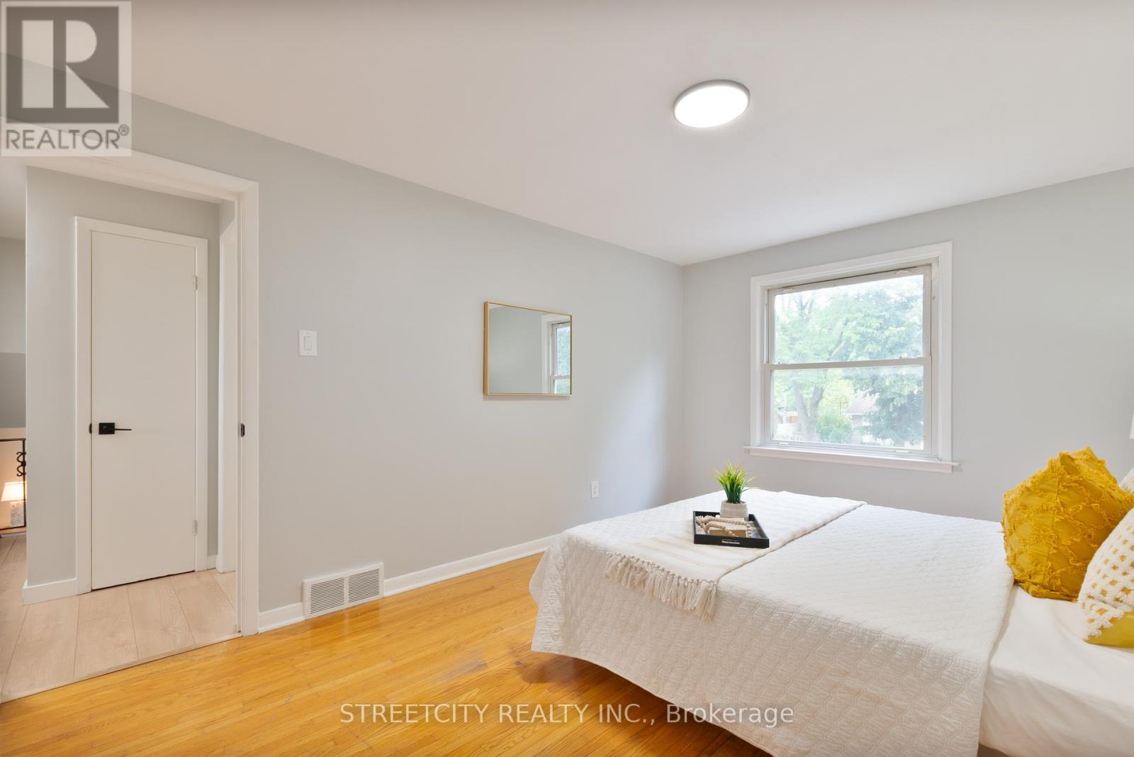 Photo 23 of 103 Friars Way, London North ON