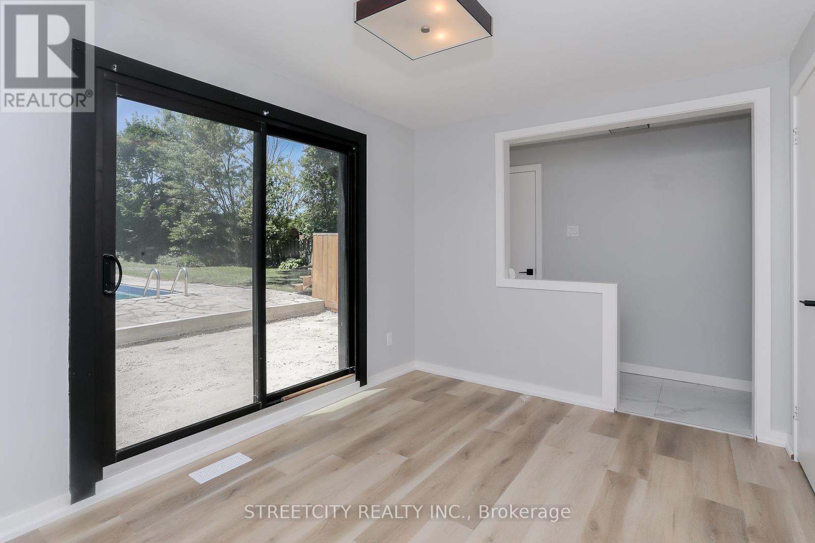 Photo 28 of 103 Friars Way, London North ON