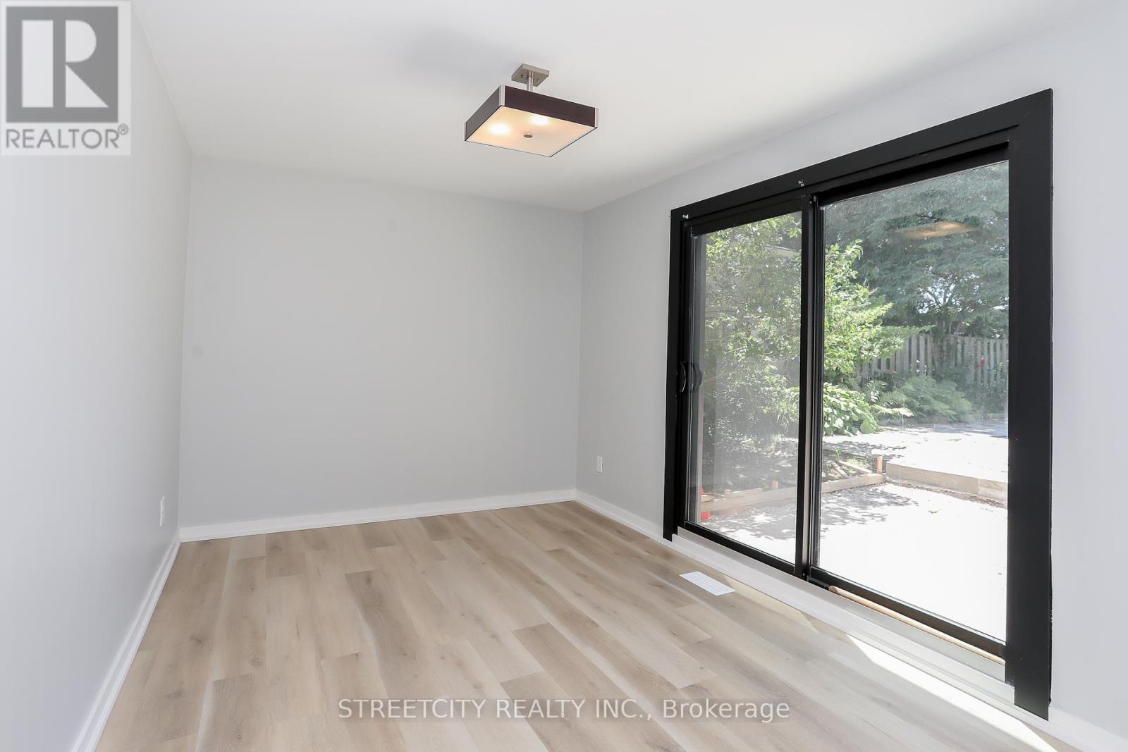 Photo 29 of 103 Friars Way, London North ON