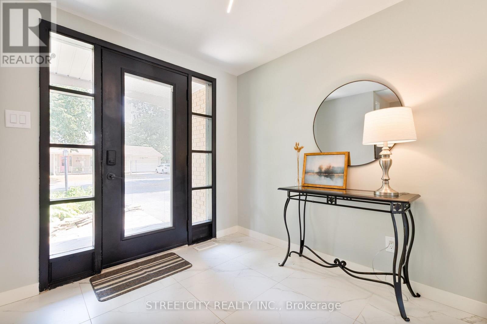 Photo 4 of 103 Friars Way, London North ON