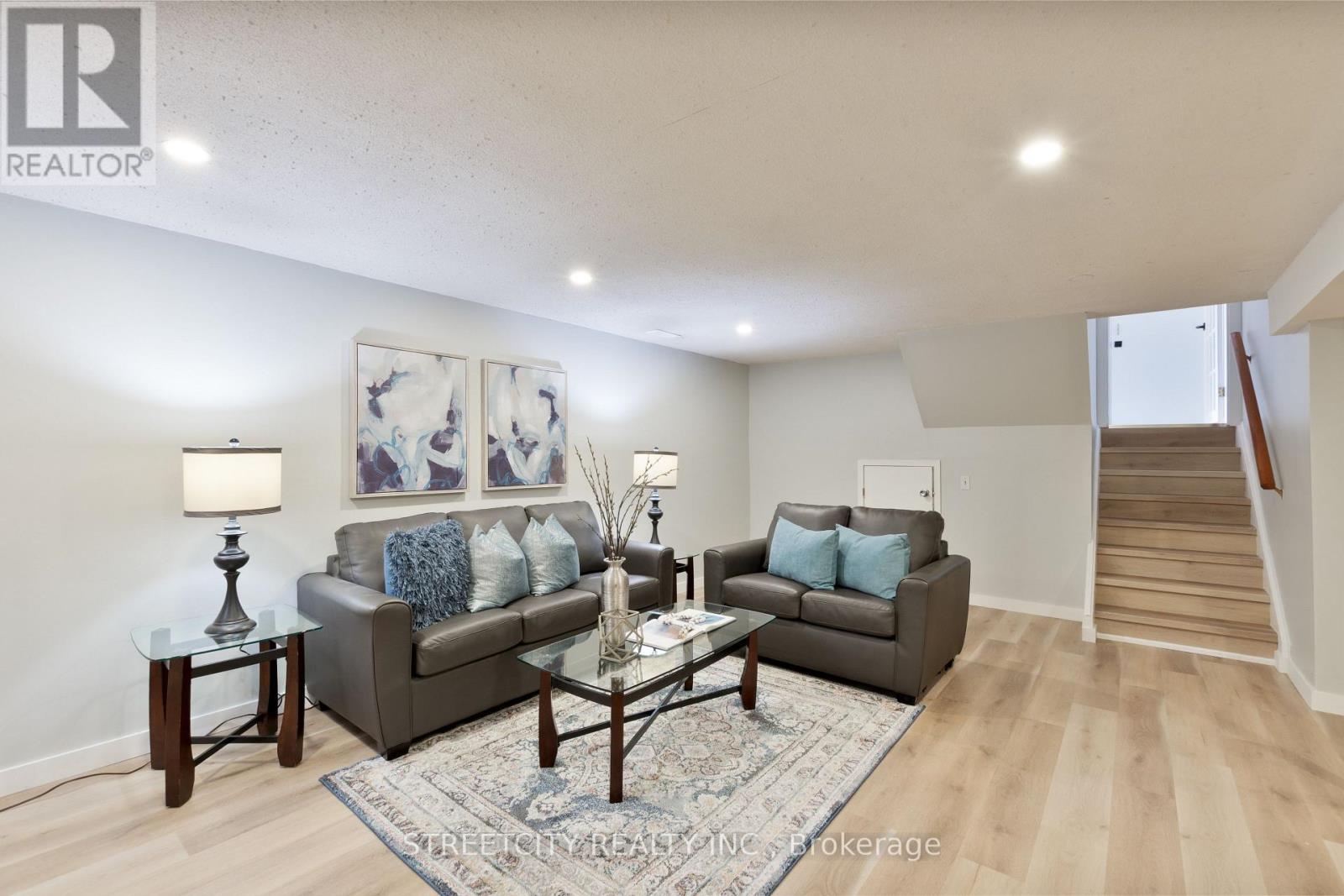 Photo 8 of 103 Friars Way, London North ON