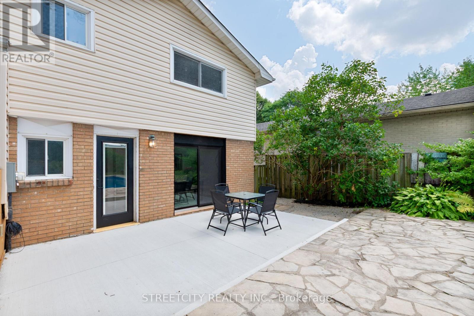 Photo 40 of 103 Friars Way, London North ON