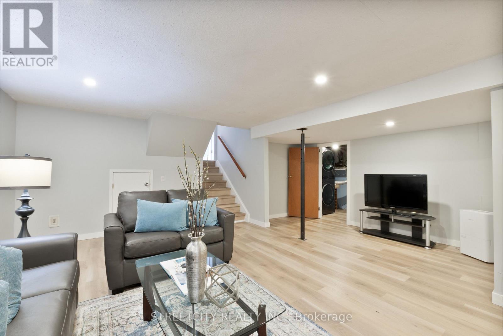 Photo 31 of 103 Friars Way, London North ON