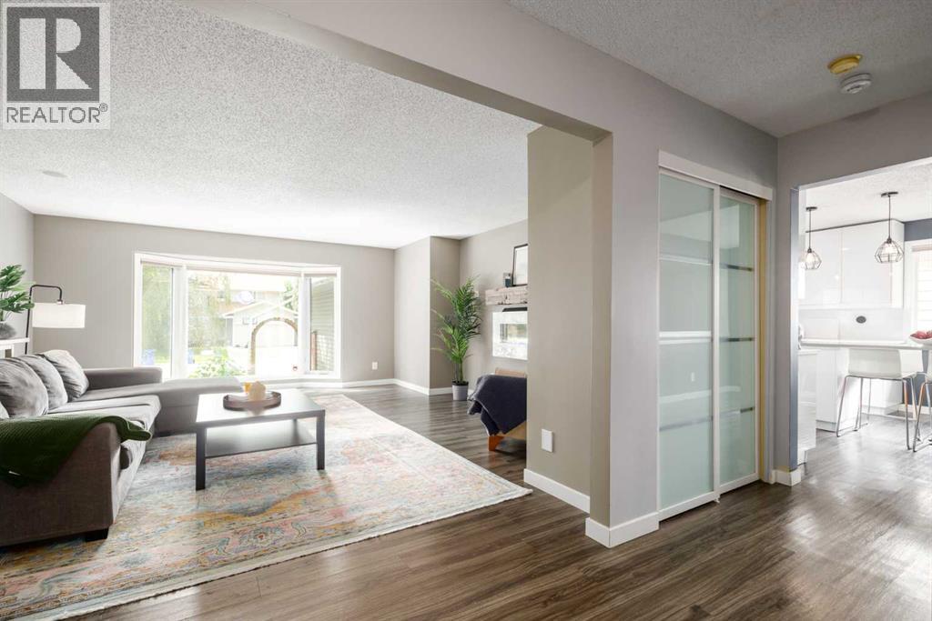 Single Family House for Sale in  Deermeade Road SE Deer Run Calgary 