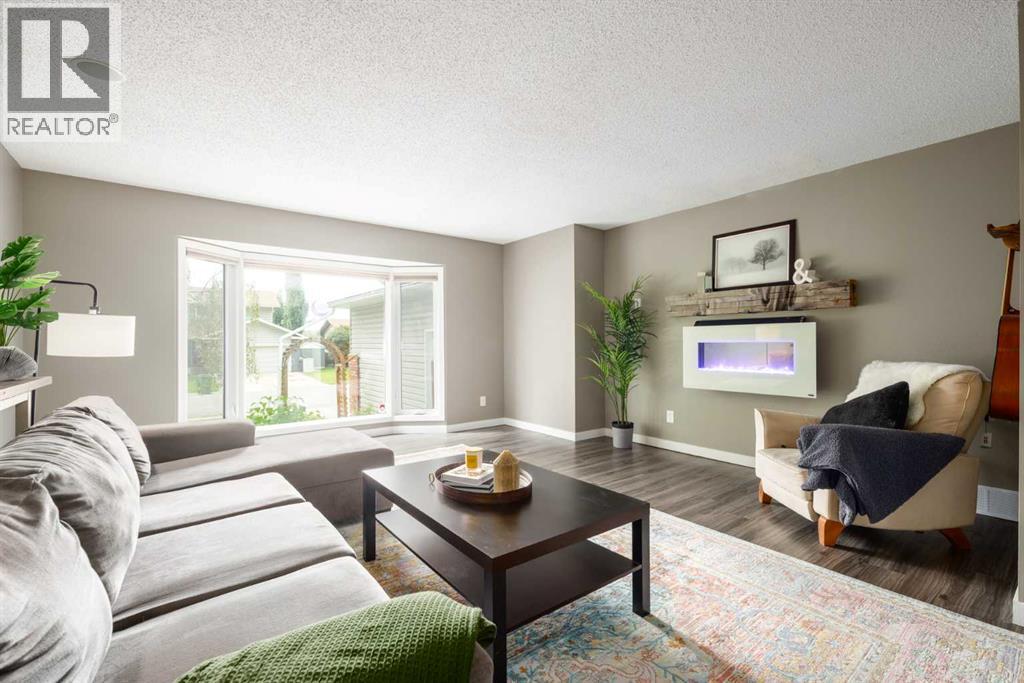 Single Family House for Sale in  Deermeade Road SE Deer Run Calgary 