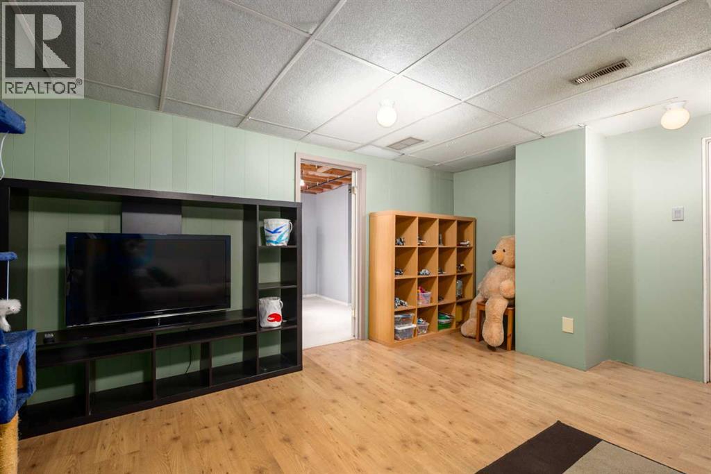 Single Family House for Sale in  Deermeade Road SE Deer Run Calgary 
