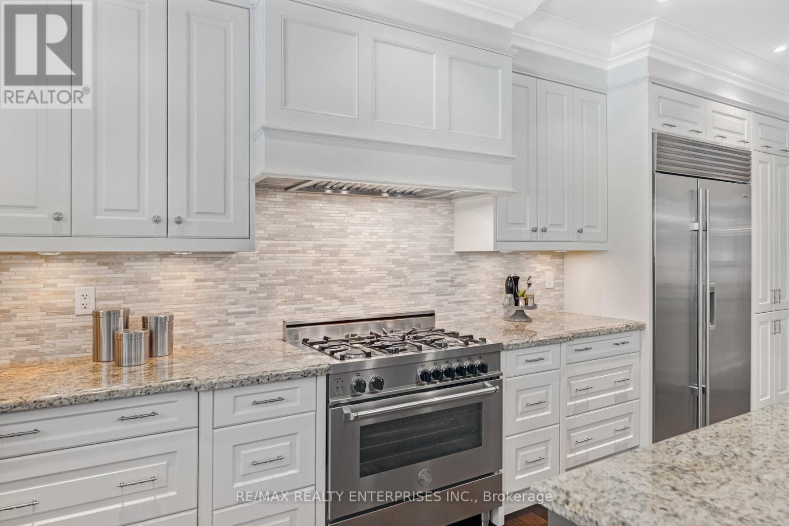 Photo 2 of 17 Wenonah Drive, Mississauga ON
