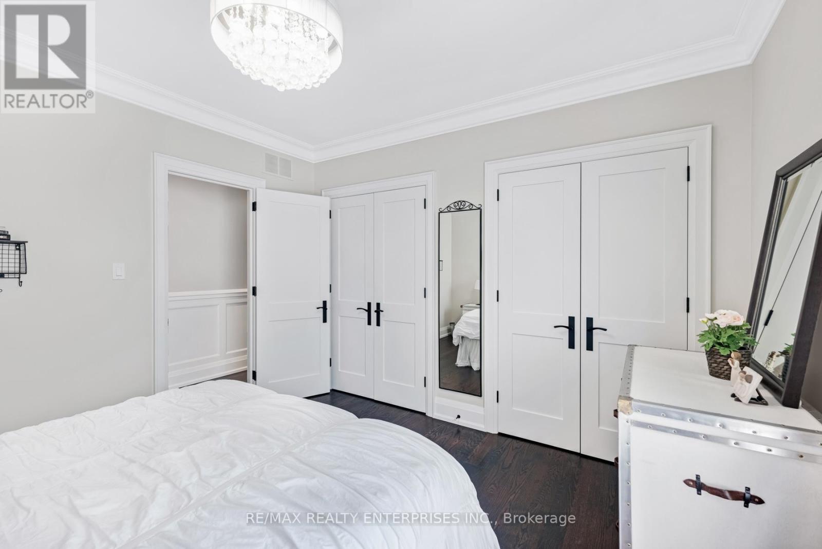 Photo 1 of 17 Wenonah Drive, Mississauga ON