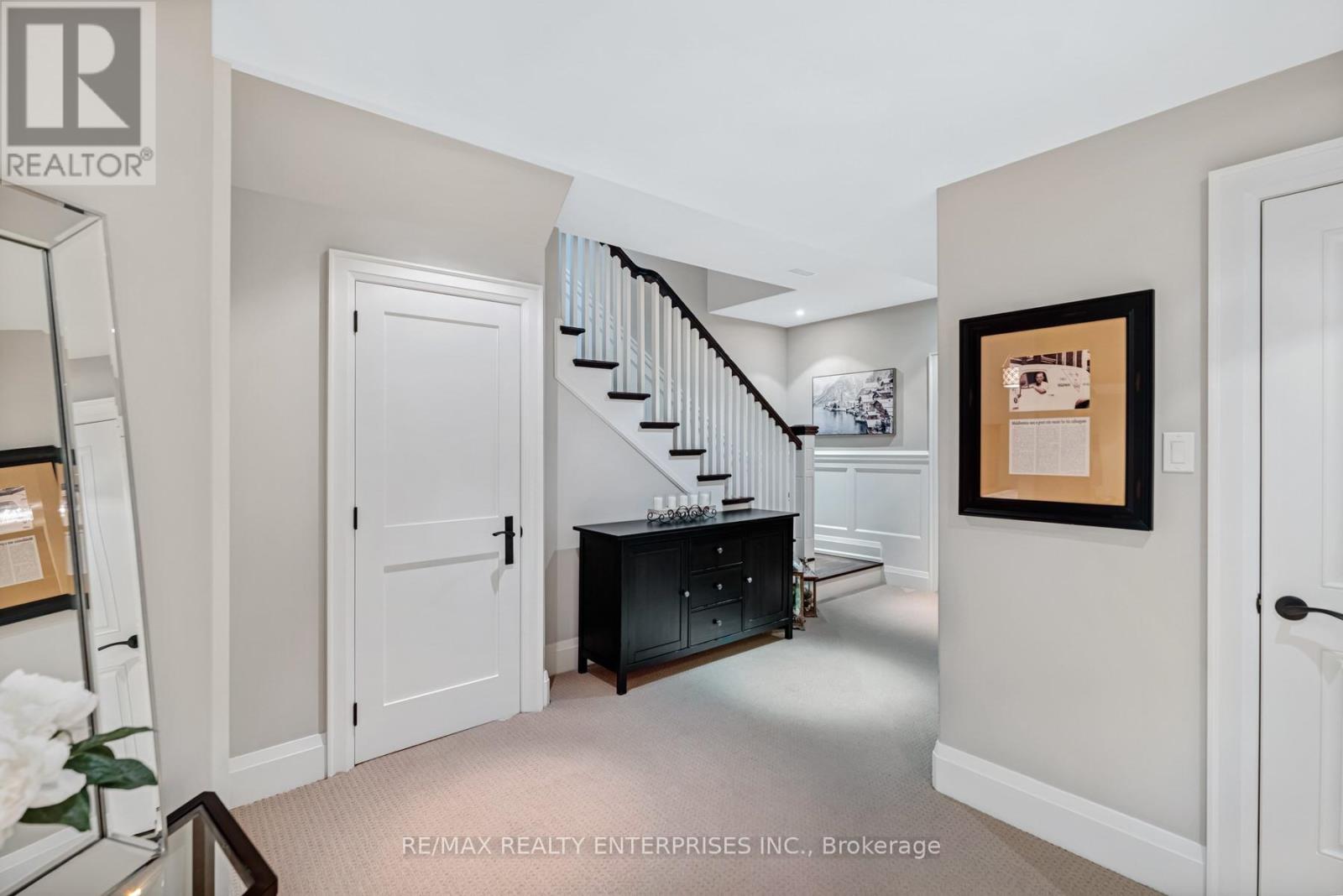 Photo 5 of 17 Wenonah Drive, Mississauga ON