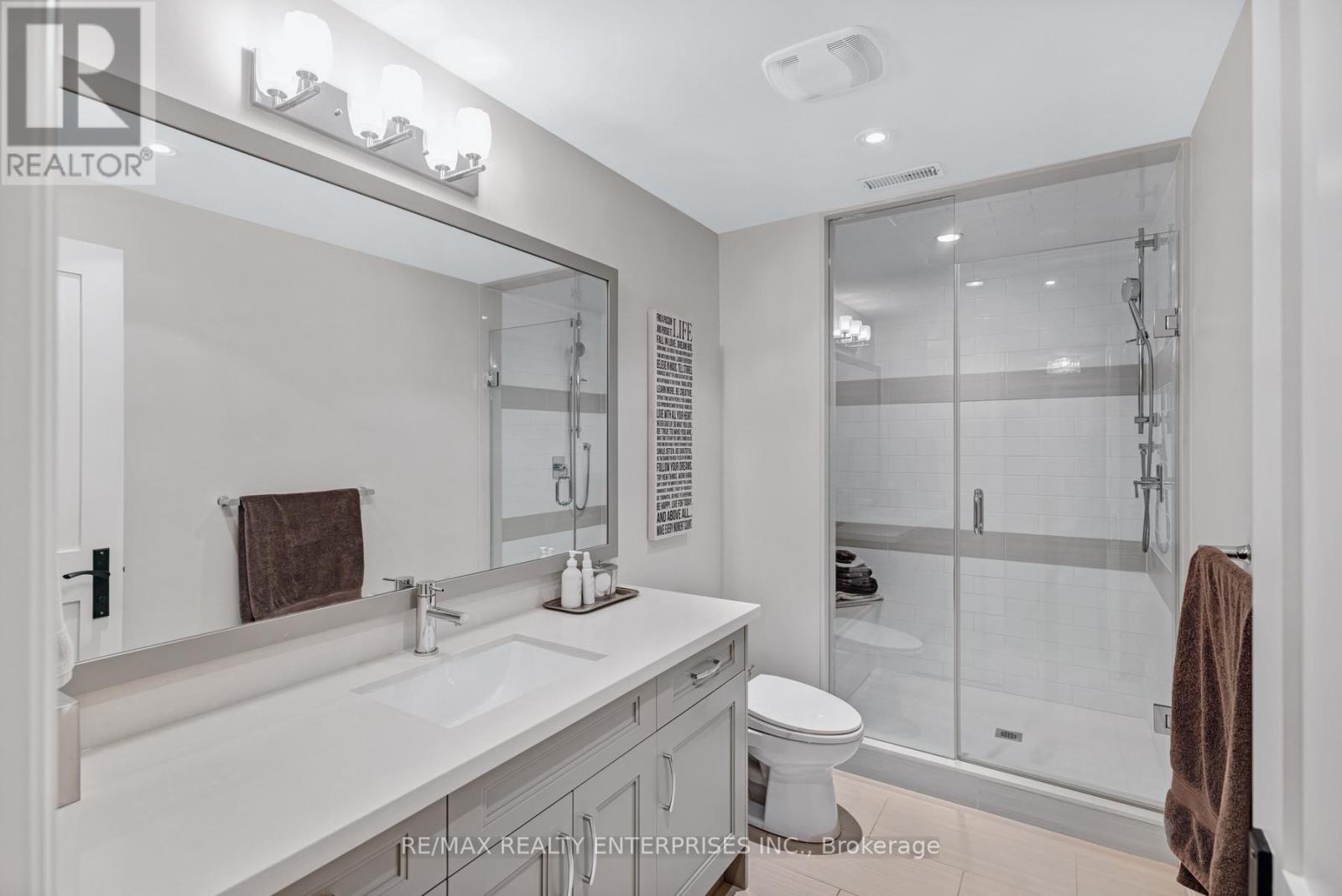 Photo 3 of 17 Wenonah Drive, Mississauga ON