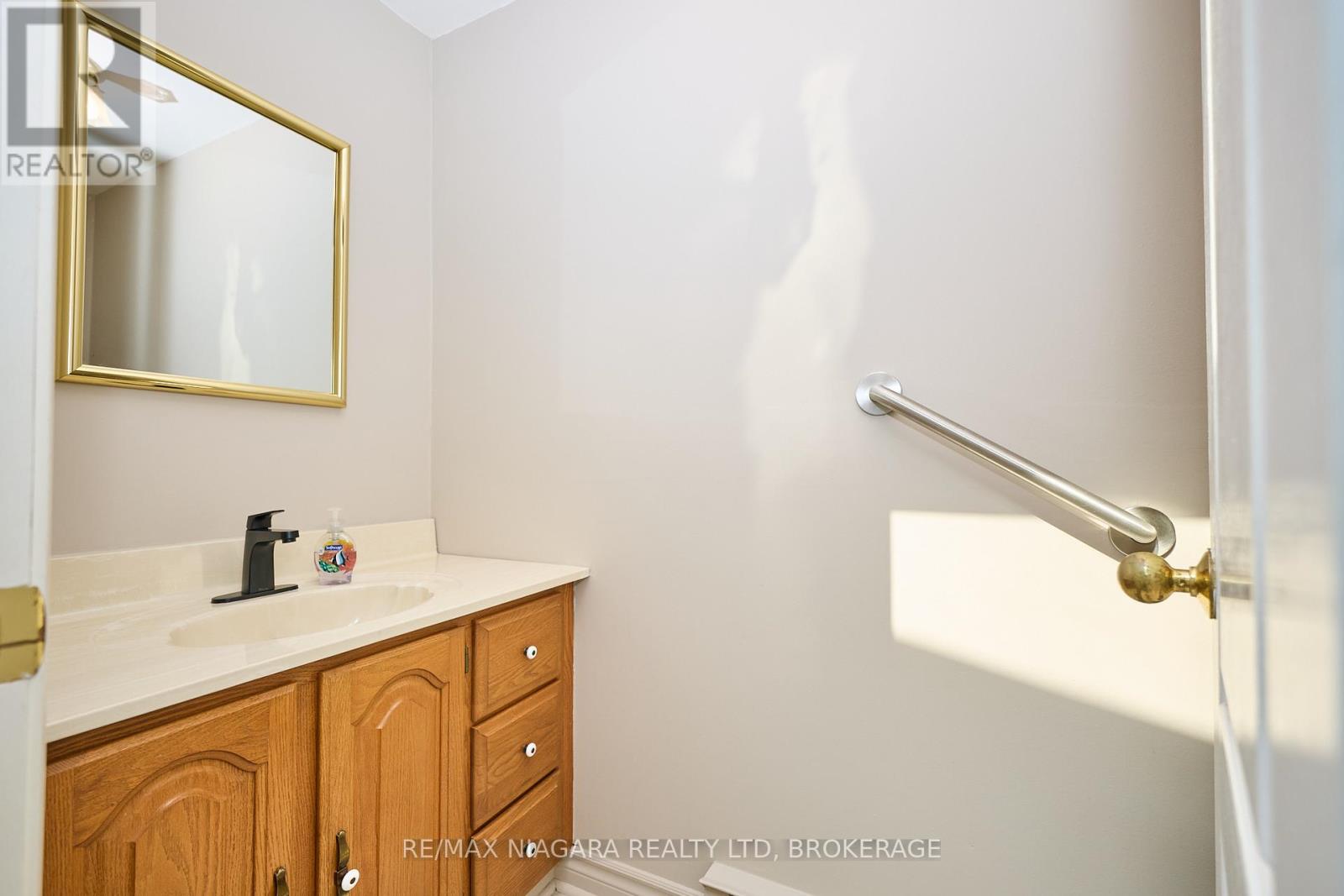 Photo 15 of 27 St George Court, Fort Erie ON