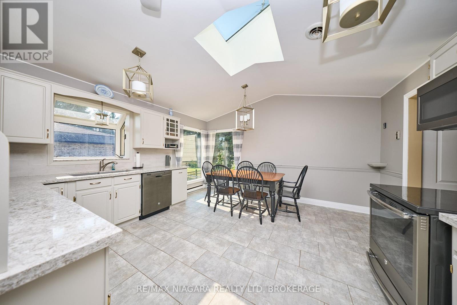 Photo 12 of 27 St George Court, Fort Erie ON