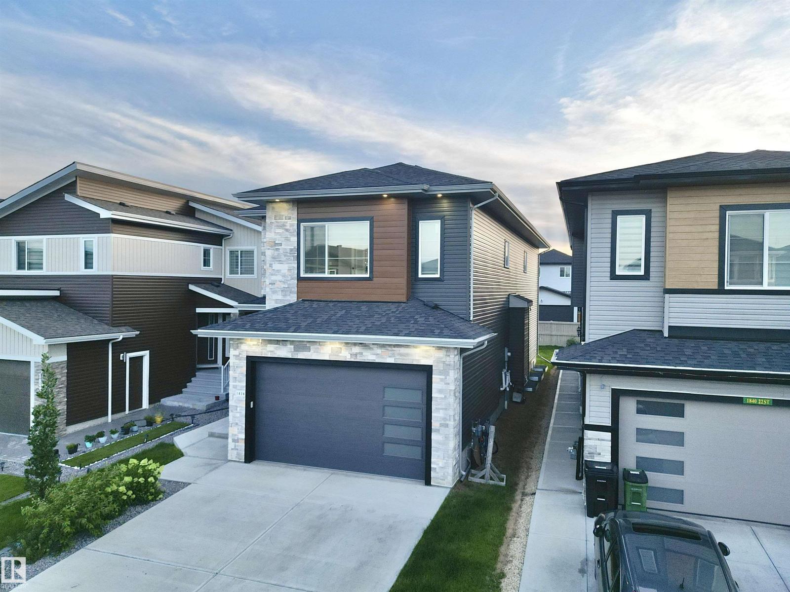 Photo 3 of 1836 22 St Nw, Edmonton AB