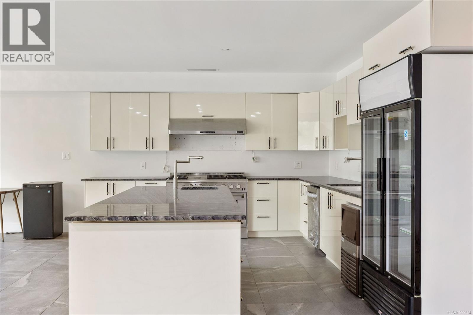 Photo 33 of 3355 Midland Rd, Oak Bay BC