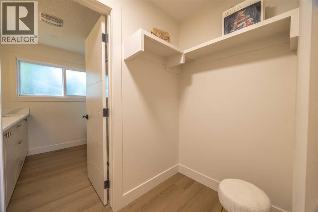 Single Family House Bungalow for Sale in  Hoover Place SW Haysboro Calgary 