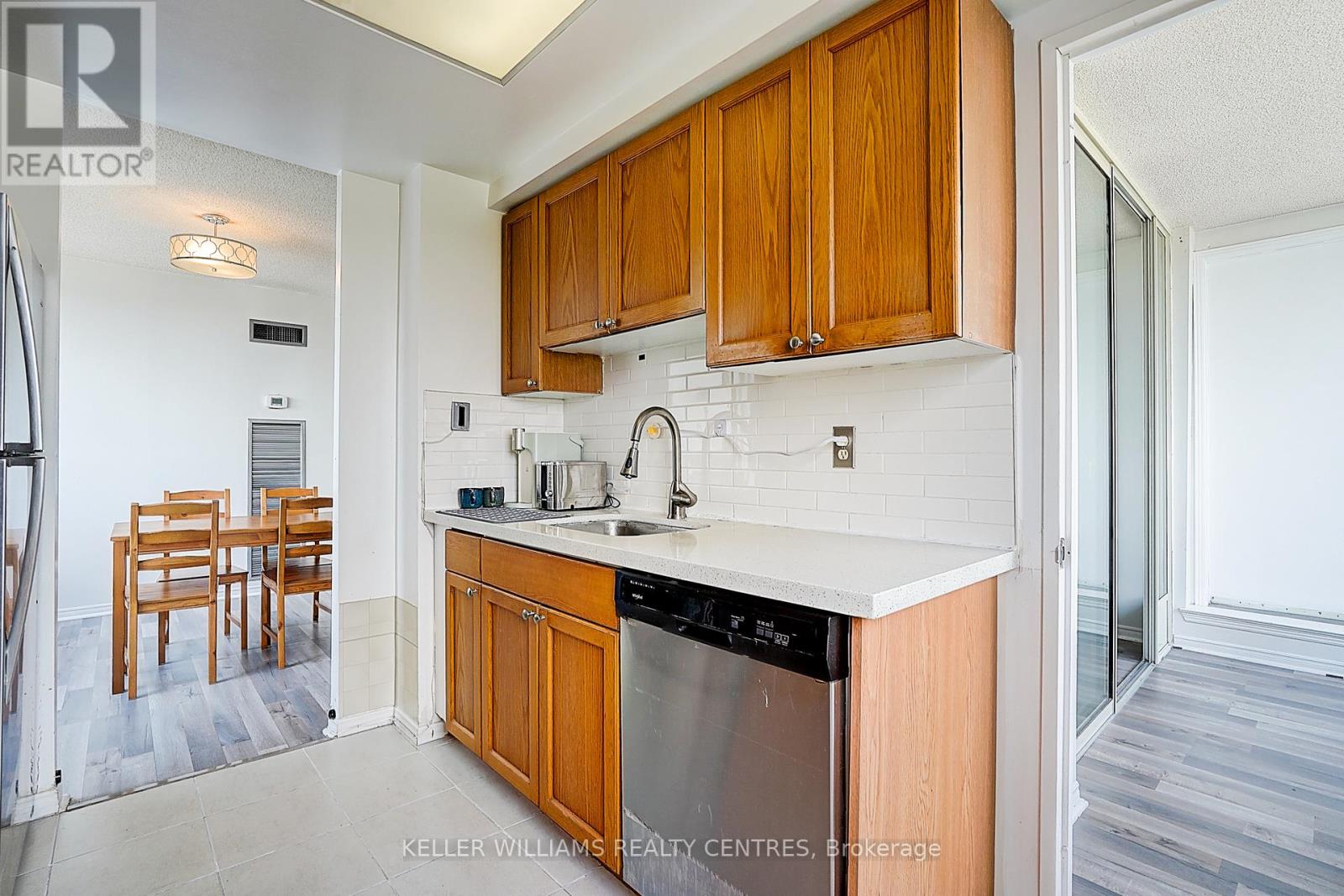 Photo 9 of 1511 7 Bishop Avenue, Toronto ON