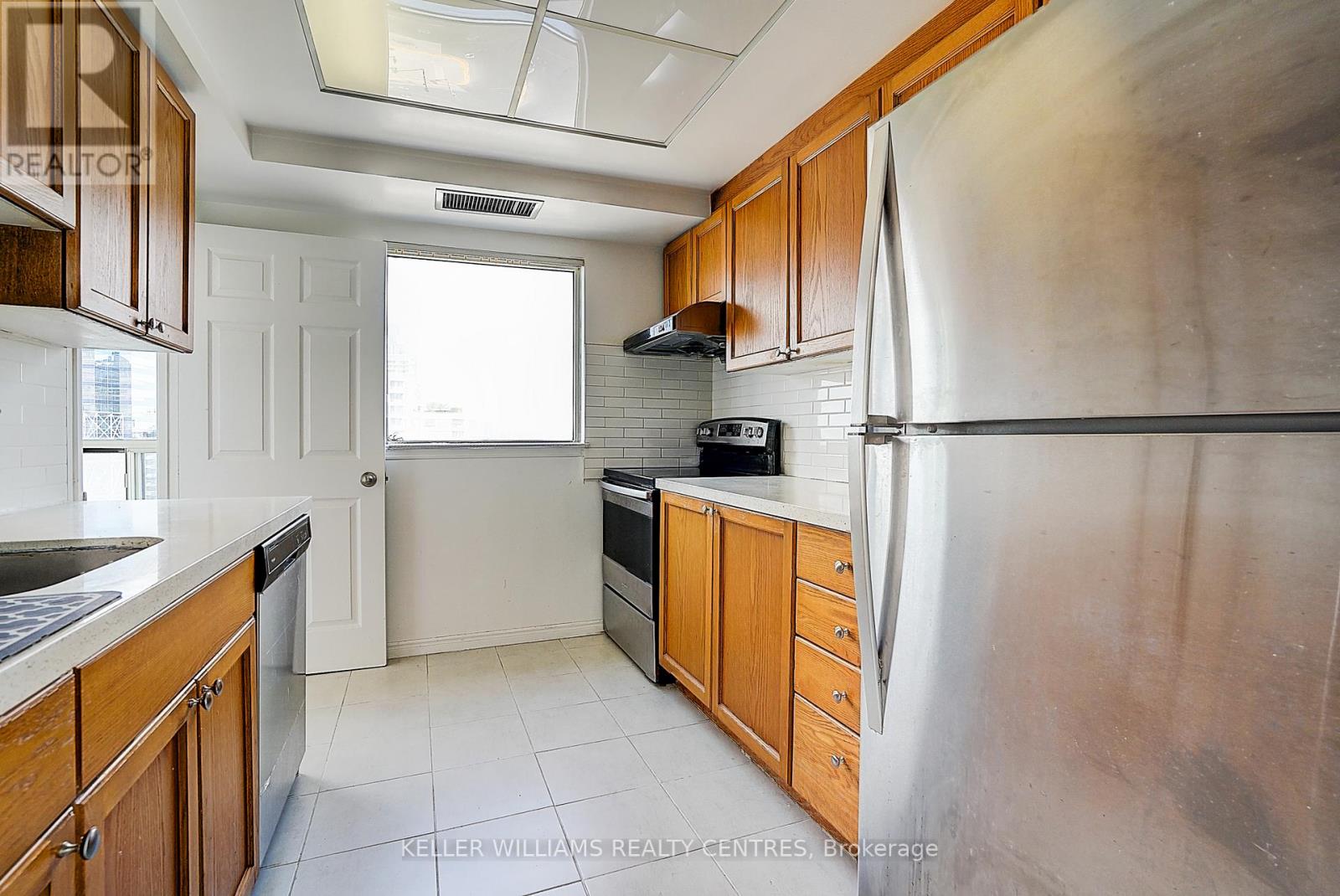Photo 4 of 1511 7 Bishop Avenue, Toronto ON