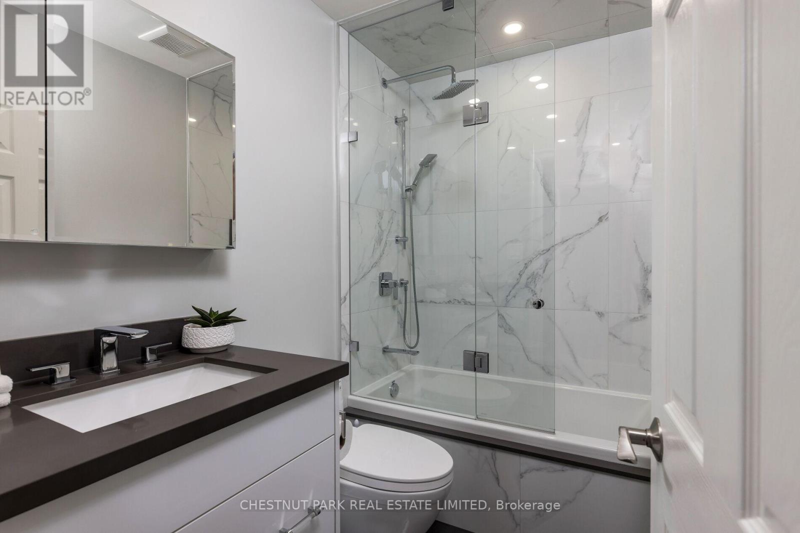 Photo 33 of 75 Paperbirch Drive, Toronto ON