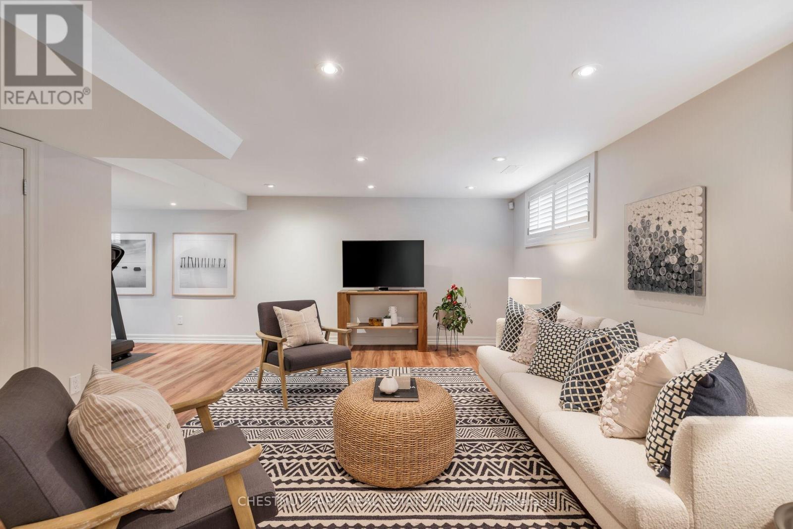 Photo 9 of 75 Paperbirch Drive, Toronto ON