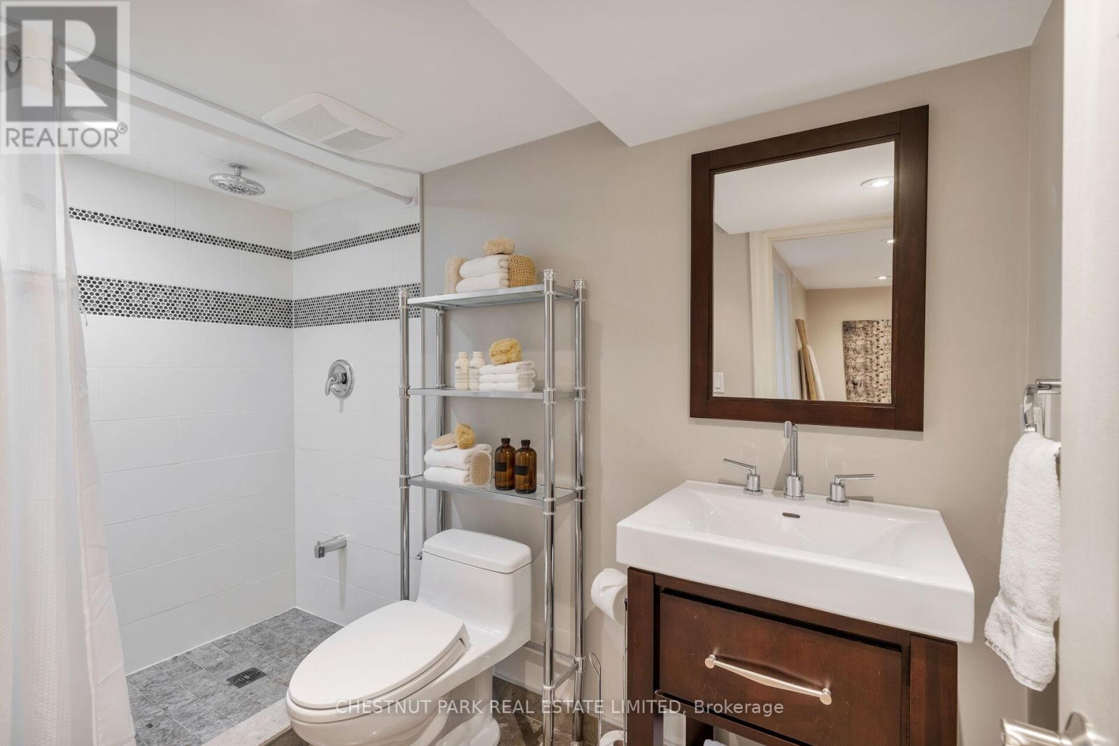 Photo 17 of 75 Paperbirch Drive, Toronto ON