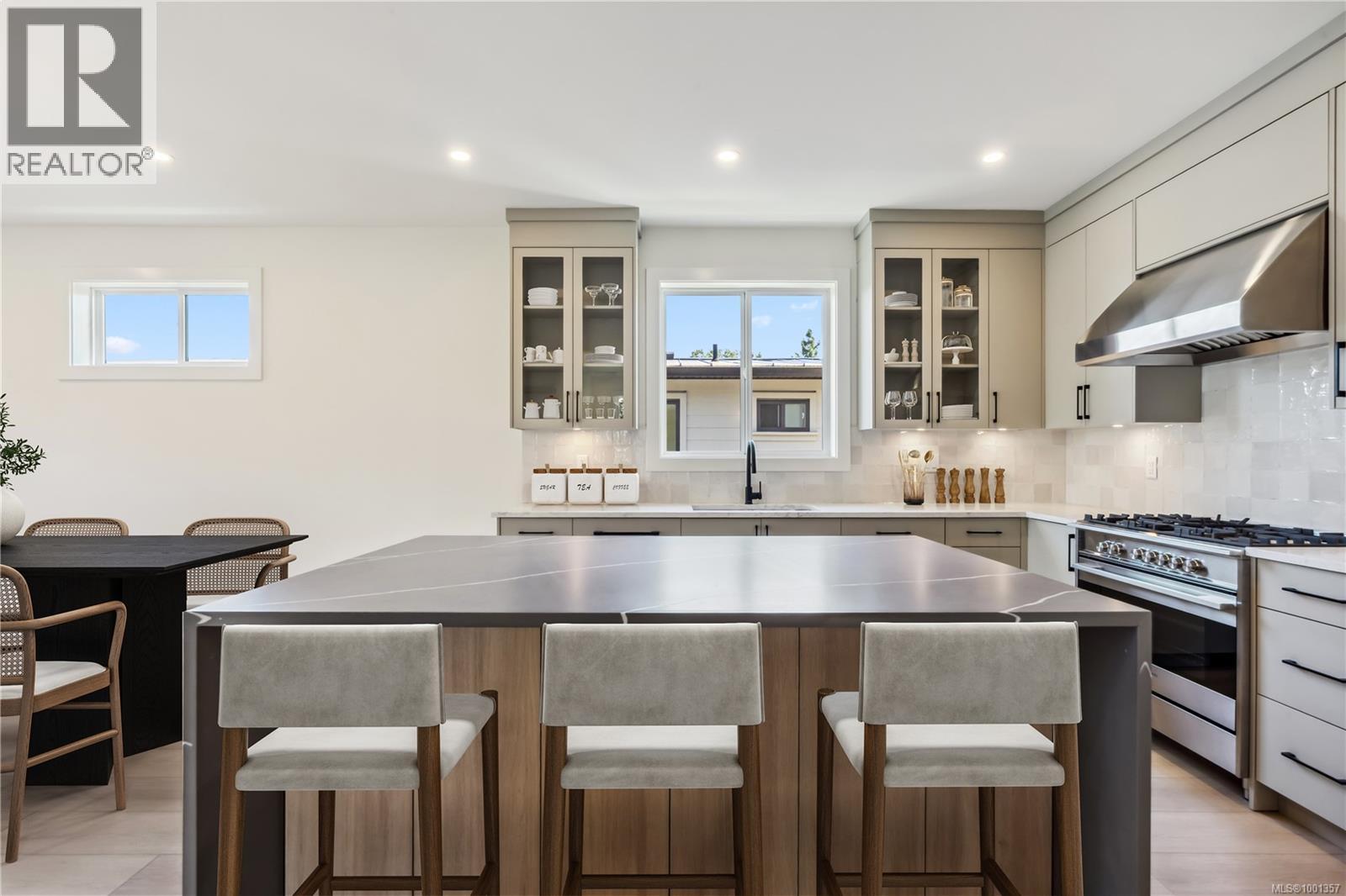 Photo 2 of 950 Tulip Ave, Saanich BC